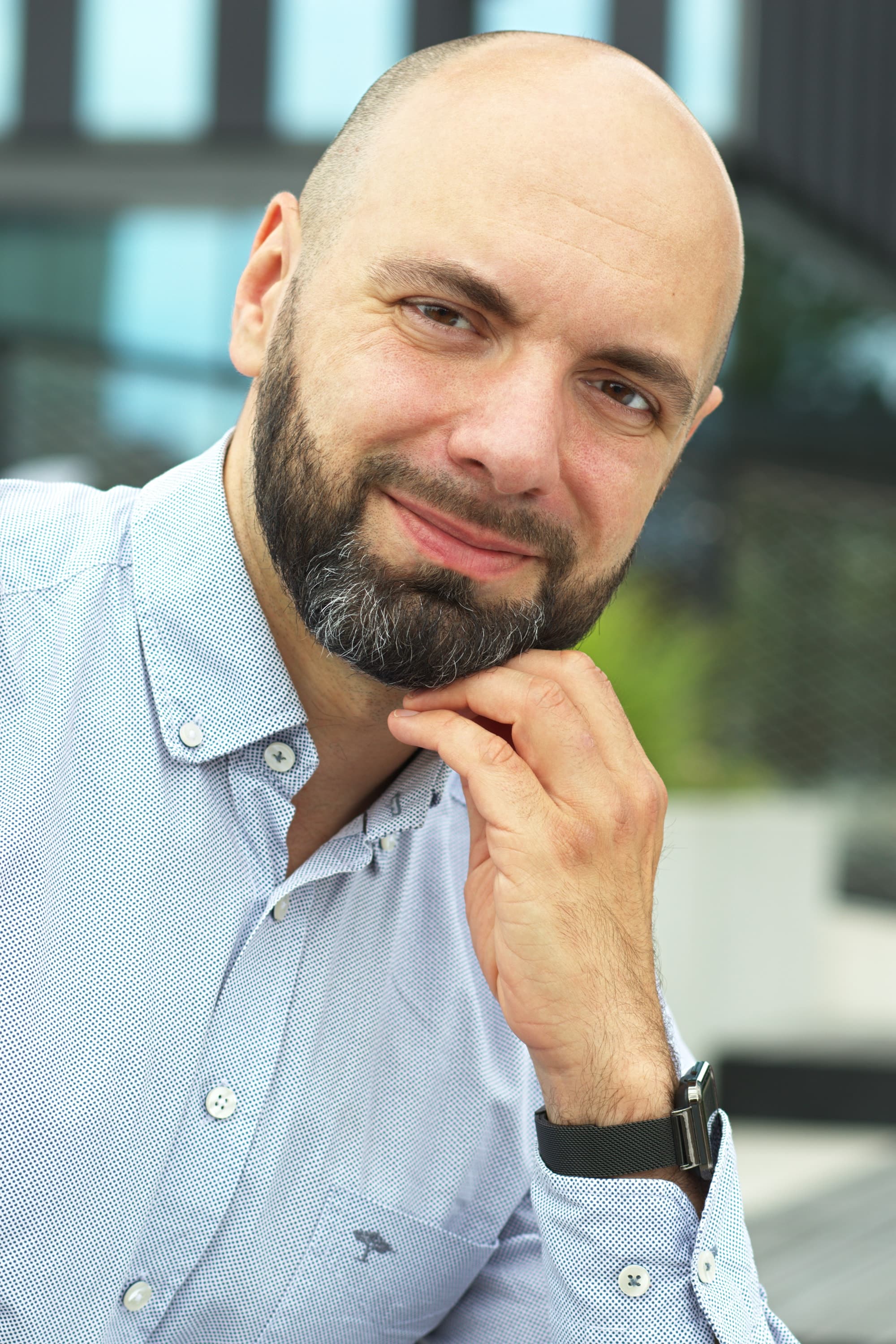 Grzegorz Berda - portret z dłonią przy brodzie