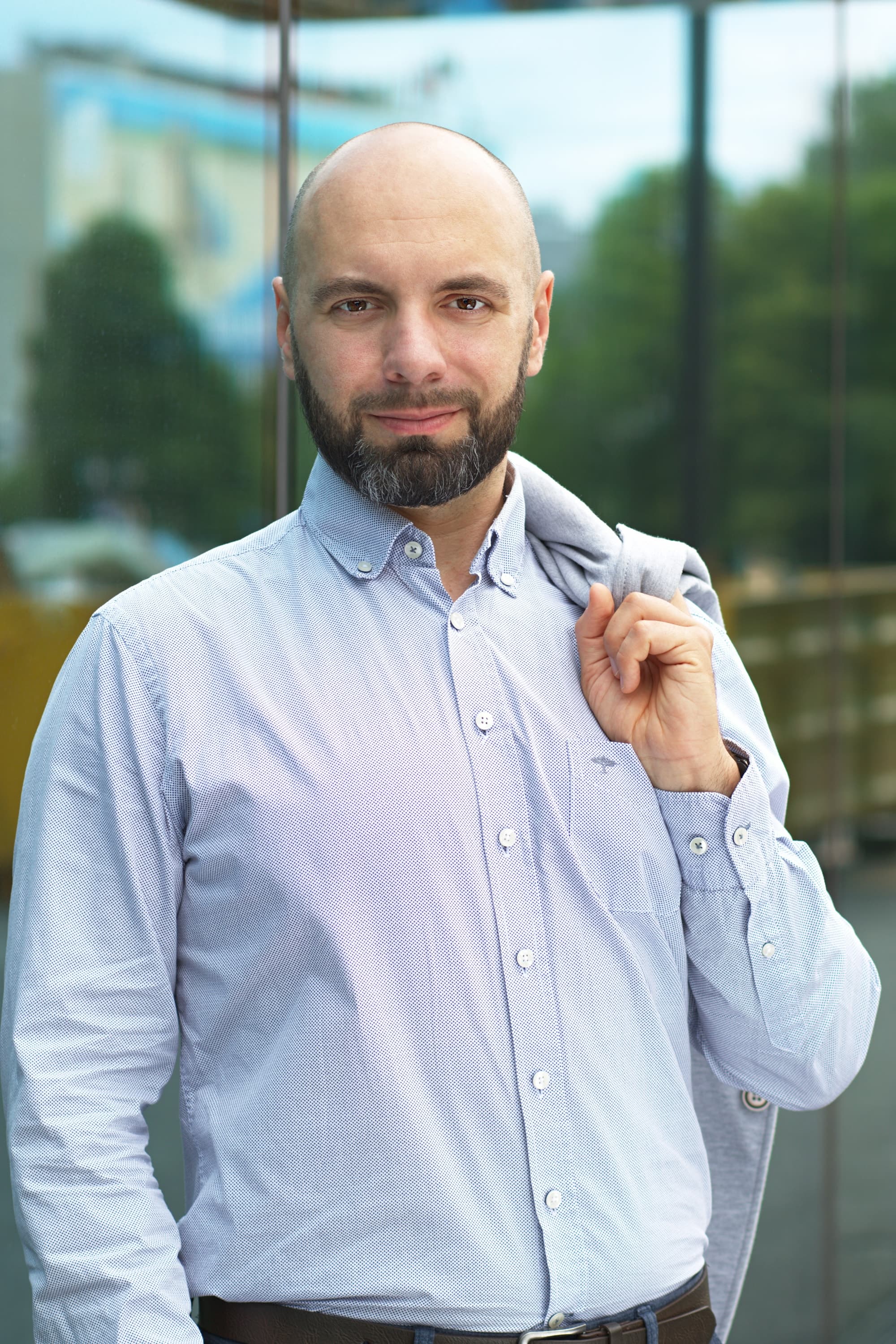 Grzegorz Berda z marynarką na ramieniu